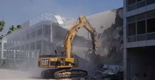 整頓大棚房成了一刀切的代名詞，斷水?dāng)嚯姶u瓦不留，拆成了荒蕪！